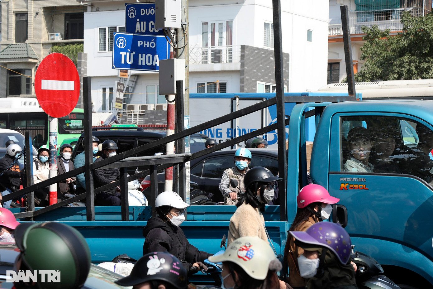 Đường khu vực này hiện đang thi công, lối rẽ về phủ Tây Hồ bị chặn, một phần đường bị quây tôn.