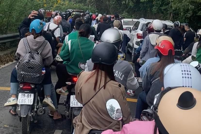 Khu vực đường đèo hai bên có hàng hoa dã quỳ cũng rơi vào cảnh đông đúc nghẹt thở. (Ảnh: NVCC).