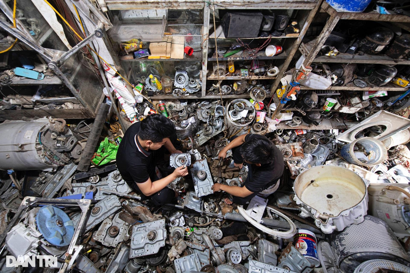 "Vua đồ cũ" cho biết trung bình 5 năm sẽ thanh lý bớt những thiết bị không thể tiêu thụ bằng cách đập nát rồi bán lại cho các cửa hàng thu mua phế liệu. "Vua đồ cũ" cho biết trung bình 5 năm sẽ thanh lý bớt những thiết bị không thể tiêu thụ bằng cách đập nát rồi bán lại cho các cửa hàng thu mua phế liệu.