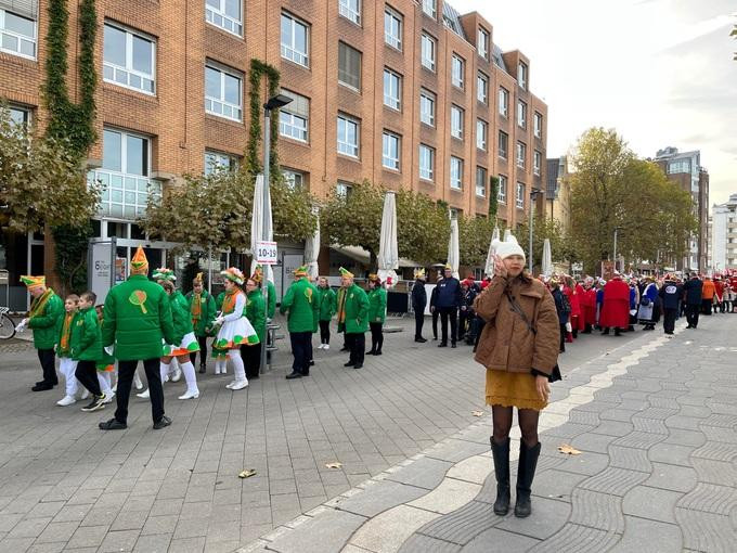 Vợ chồng chị Hương may mắn đến Đức đúng dịp tổ chức lễ hội hóa trang lớn nhất của quốc gia này (Ảnh: Huong Hainy). Vợ chồng chị Hương may mắn đến Đức đúng dịp tổ chức lễ hội hóa trang lớn nhất của quốc gia này (Ảnh: Huong Hainy).