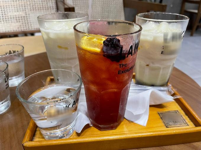 Nhiều người trẻ sẵn sàng chi cả trăm nghìn đồng mỗi ngày để uống trà sữa vì thức uống này giúp họ cảm thấy thoải mái, tỉnh táo hơn để tập trung làm việc (Ảnh: P.H).