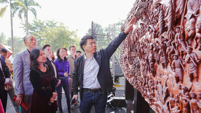 Bức tranh được thực hiện trong 27 tháng trên khối gỗ nặng 2 tấn (Ảnh: H.T). Bức tranh được thực hiện trong 27 tháng trên khối gỗ nặng 2 tấn (Ảnh: H.T).