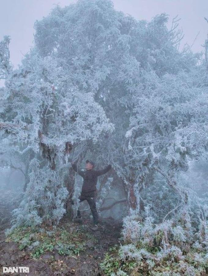 Du khách thích thú chụp ảnh cùng phong cảnh băng tuyết trên núi Ky Quan San chiều 17/12/2022.