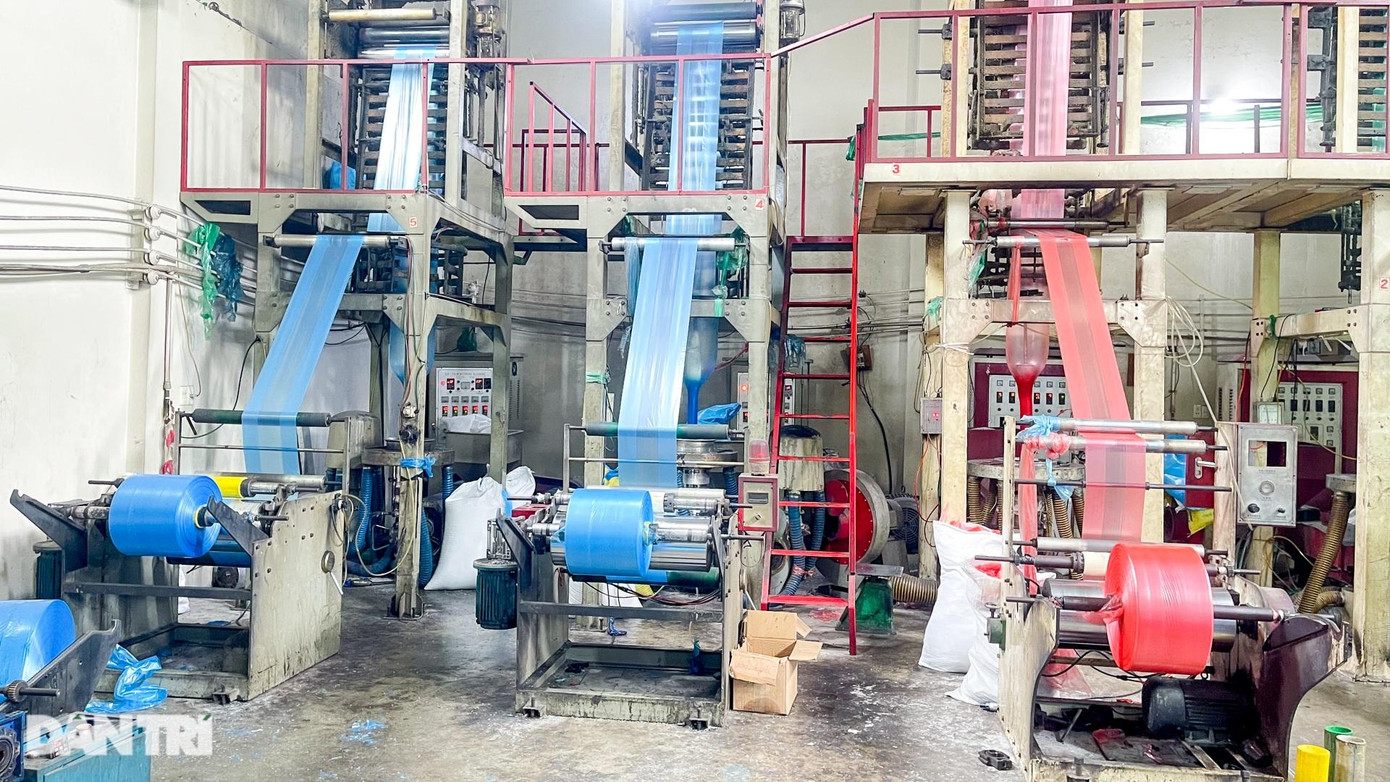 Các xưởng thổi túi ở làng Khoai hoạt động cả ngày lẫn đêm.