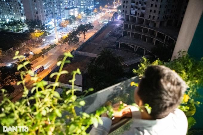 Anh Nhật đặc biệt thích căn hộ này vì trục đường gần với tuyến đường sắt trên cao Cát Linh - Hà Đông, tiện lợi đến cơ quan. (Ảnh: Minh Nhân). Anh Nhật đặc biệt thích căn hộ này vì trục đường gần với tuyến đường sắt trên cao Cát Linh - Hà Đông, tiện lợi đến cơ quan. (Ảnh: Minh Nhân).