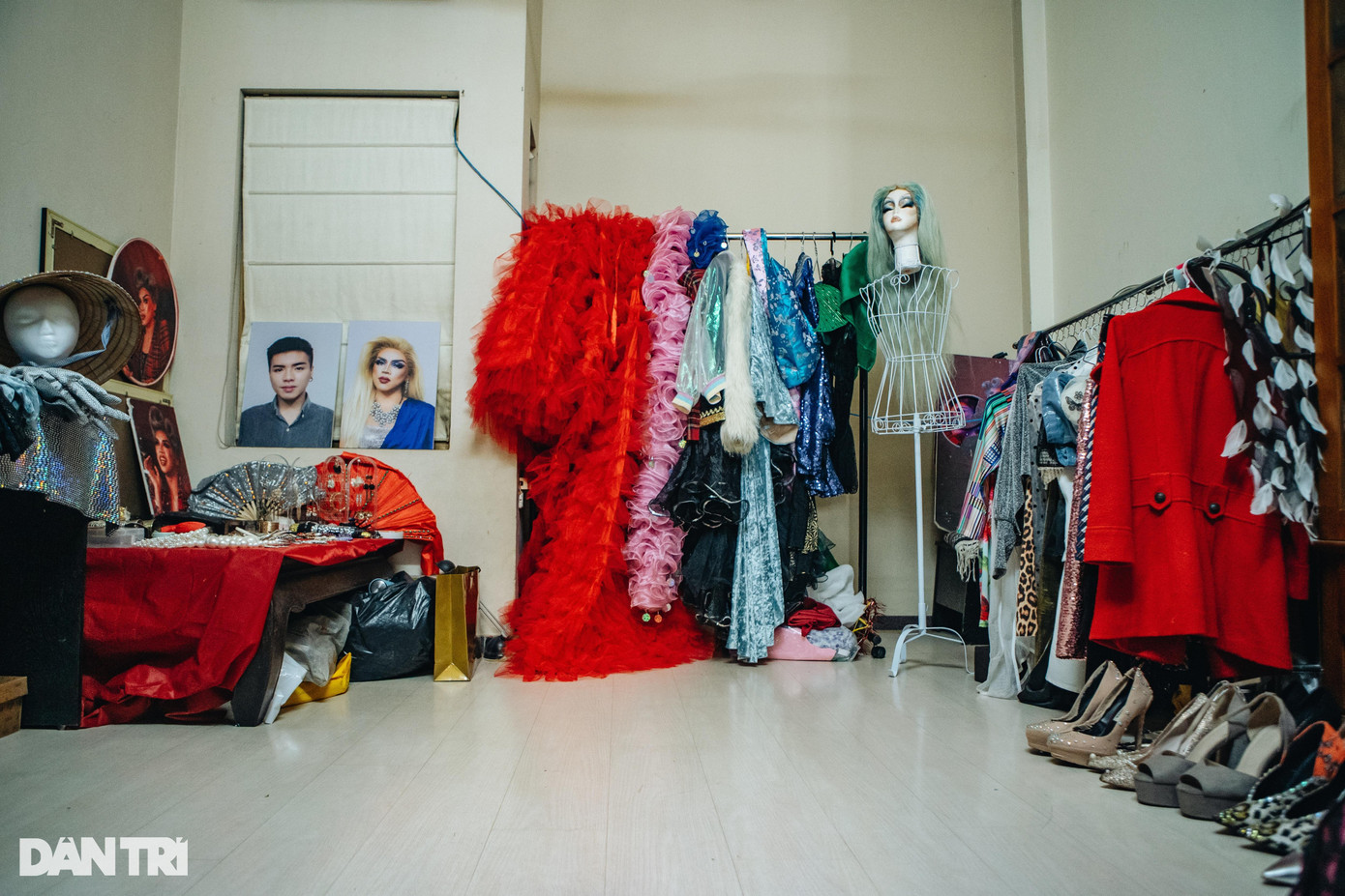 Căn phòng của Fiona, nơi có trang phục, phụ kiện, tóc giả, guốc...