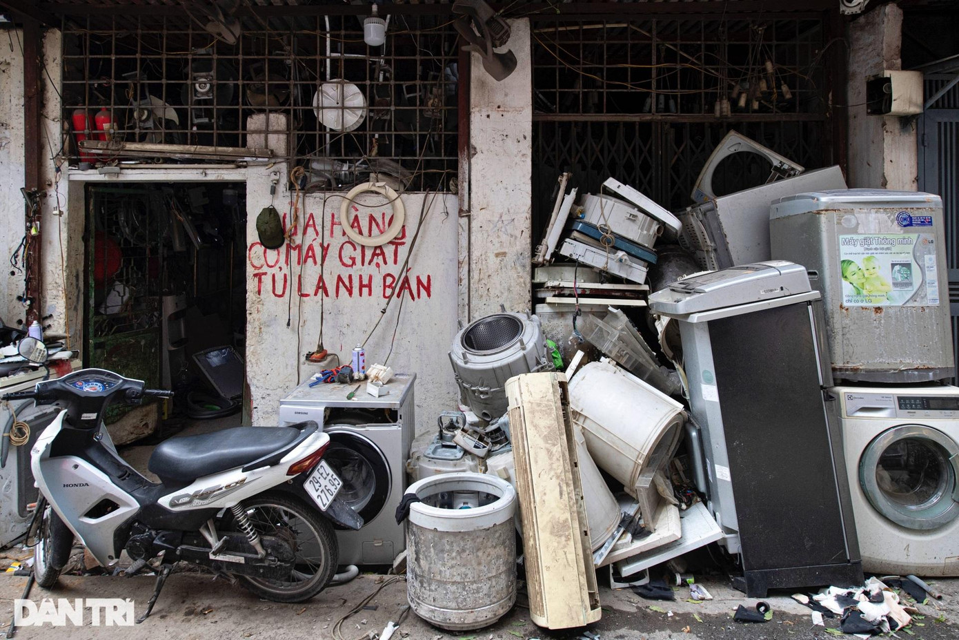 Ông nói căn nhà trước đây là không gian sinh sống của vợ chồng ông cùng hai con (hiện 18 và 22 tuổi), nhưng phải nhường lại thành kho chứa đồ và làm việc. Họ đành chuyển xuống ở gian nhà phía sau. Ông nói căn nhà trước đây là không gian sinh sống của vợ chồng ông cùng hai con (hiện 18 và 22 tuổi), nhưng phải nhường lại thành kho chứa đồ và làm việc. Họ đành chuyển xuống ở gian nhà phía sau.