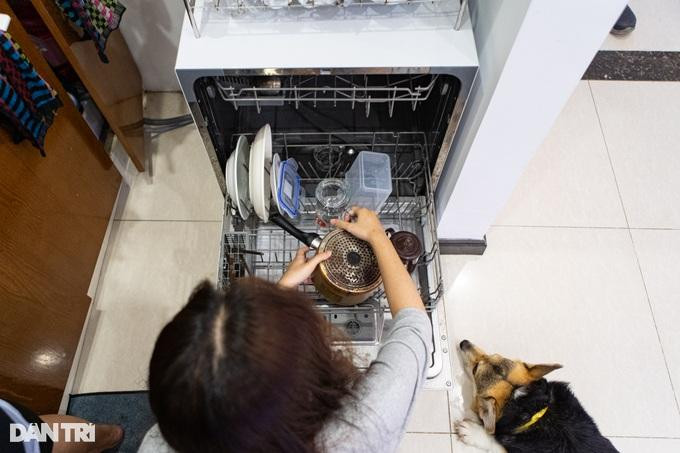 Vợ chồng Minh Nhật mua sắm nhiều thiết bị gia dụng nên mỗi lần chuyển nhà đều như "cực hình" - đây cũng là lý do họ quyết định mua nhà. (Ảnh: Minh Nhân). Vợ chồng Minh Nhật mua sắm nhiều thiết bị gia dụng nên mỗi lần chuyển nhà đều như "cực hình" - đây cũng là lý do họ quyết định mua nhà. (Ảnh: Minh Nhân).