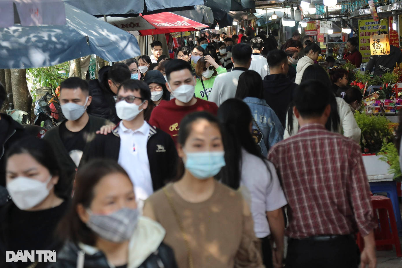 Trong giờ nghỉ trưa, ghi nhận tại phủ Tây Hồ khách đến lễ phần lớn là người trẻ.