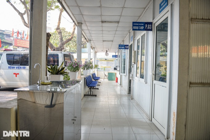 Hiện Bệnh viện 09 chỉ có 2 bệnh nhân điều trị nội trú còn lại hơn 400 bệnh nhân ngoại trú hàng tháng tới lấy thuốc nên khá vắng vẻ.
