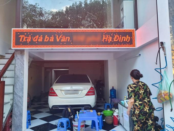 Quán trà đá của bà Vân đơn sơ, được trang bị thêm tấm màn hình led chạy chữ. (Ảnh: Đ.H.).