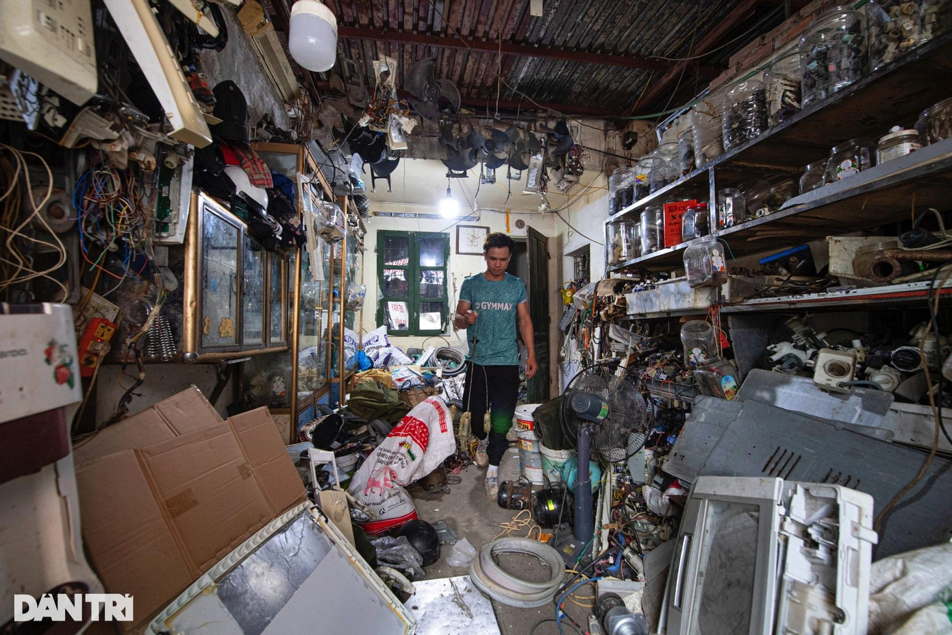 Dù là nơi gắn bó từ lâu, nhưng vì đồ đạc la liệt và bừa bãi, thỉnh thoảng bước vào căn nhà ông Nhân lại cảm thấy "rùng mình", không dám đi sâu bên trong. Dù là nơi gắn bó từ lâu, nhưng vì đồ đạc la liệt và bừa bãi, thỉnh thoảng bước vào căn nhà ông Nhân lại cảm thấy "rùng mình", không dám đi sâu bên trong.