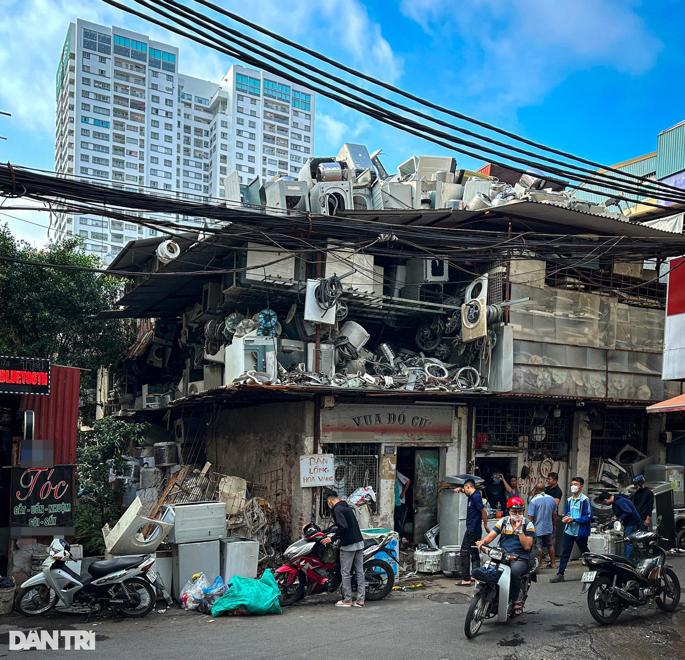 Anh Nguyễn Mạnh Hùng, 43 tuổi, chủ một cửa hàng sửa chữa điện tử điện lạnh ở quận Bắc Từ Liêm (Hà Nội) cho hay trung bình mỗi tháng sẽ đến "Vua đồ cũ" tìm mua linh kiện điện tử khoảng 3 - 4 lần. "Tôi là khách quen 6 năm qua của cửa hàng ông Nhân. Tại đây, có những linh kiện điện tử giá rẻ hoặc trên thị trường hiện không bán. Sau khi mua về, tôi sửa chữa, hoàn thiện sản phẩm cho khách hàng, thu mức giá rẻ hơn", anh Hùng nói. Anh Nguyễn Mạnh Hùng, 43 tuổi, chủ một cửa hàng sửa chữa điện tử điện lạnh ở quận Bắc Từ Liêm (Hà Nội) cho hay trung bình mỗi tháng sẽ đến "Vua đồ cũ" tìm mua linh kiện điện tử khoảng 3 - 4 lần. "Tôi là khách quen 6 năm qua của cửa hàng ông Nhân. Tại đây, có những linh kiện điện tử giá rẻ hoặc trên thị trường hiện không bán. Sau khi mua về, tôi sửa chữa, hoàn thiện sản phẩm cho khách hàng, thu mức giá rẻ hơn", anh Hùng nói.