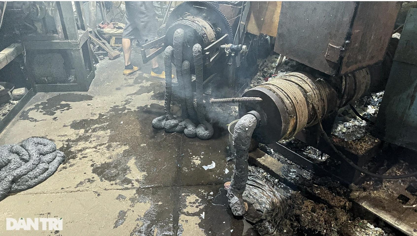Nilon sau khi "giặt" nhanh sẽ được nung chảy, thợ quật dùng xẻng xúc khối nhựa cho vào máy để tạo hạt.