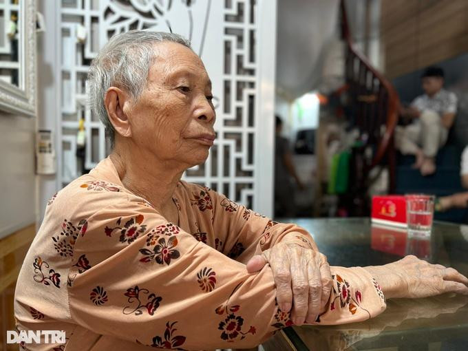 Cụ bà không may bị đãng trí từ 5 năm trước. (Ảnh: P.H.H). Cụ bà không may bị đãng trí từ 5 năm trước. (Ảnh: P.H.H).