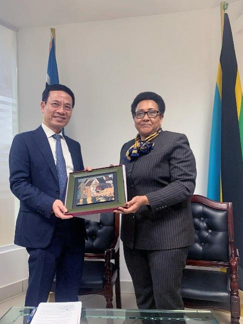 Bộ trưởng Nguyễn Mạnh Hùng và Bộ trưởng Ngoại giao Tanzania Stergomena Lawrence.