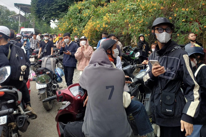 Nhiều người ngán ngẩm, mệt mỏi và muốn "quay xe" ra về nhưng đành bất lực. (Ảnh: NVCC).