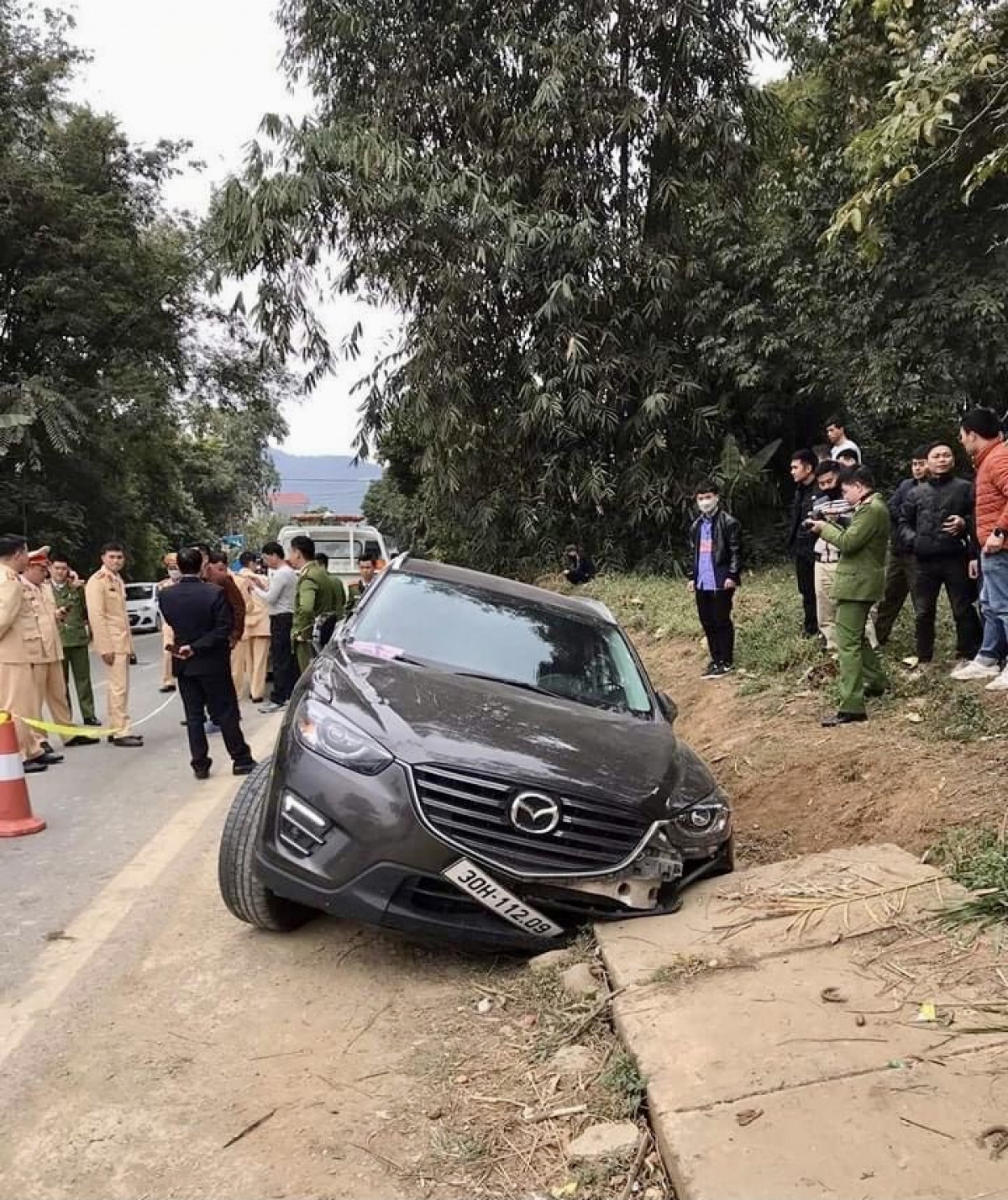 Trước đó, xe ô tô biển kiểm soát 30H-112.09 lưu thông trên QL6, đoạn thuộc xã Phổng Lăng, huyện Thuận Châu, khi lực lượng chức năng yêu cầu dừng xe kiểm tra hành chính đã bất ngờ tăng tốc bỏ chạy.