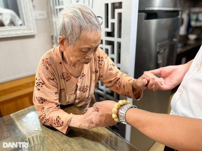 Nhiều người rất xúc động trước những cử chỉ ân cần ông Hương dành cho mẹ. (Ảnh: P.H.H). Nhiều người rất xúc động trước những cử chỉ ân cần ông Hương dành cho mẹ. (Ảnh: P.H.H).