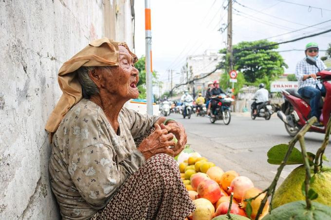 Không muốn làm phiền các con, bà Thà quyết tâm lao động nuôi cậu út khi nào hết sức thì thôi (Nguyễn Vy).