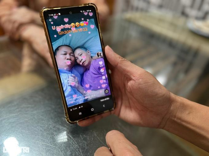 Theo ông Hương, chăm sóc người già đôi khi còn cần chăm kỹ hơn một đứa trẻ. (Ảnh: P.H.H). Theo ông Hương, chăm sóc người già đôi khi còn cần chăm kỹ hơn một đứa trẻ. (Ảnh: P.H.H).