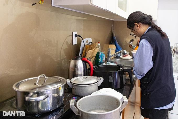 Đôi vợ chồng trẻ hạn chế ăn ngoài để tiết kiệm chi tiêu. (Ảnh: Minh Nhân). Đôi vợ chồng trẻ hạn chế ăn ngoài để tiết kiệm chi tiêu. (Ảnh: Minh Nhân).