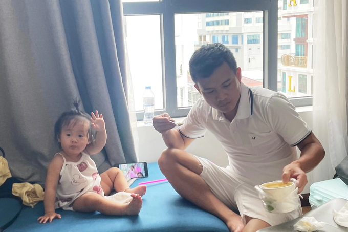 Bé Cam dần hợp tác với bố trong các hoạt động ăn, ngủ. (Ảnh: H.T). Bé Cam dần hợp tác với bố trong các hoạt động ăn, ngủ. (Ảnh: H.T).