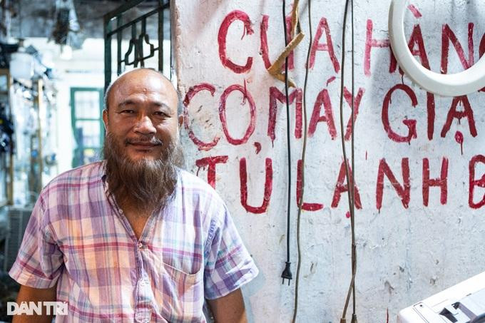 Ông Nguyễn Công Nhân - "Vua đồ cũ" nổi tiếng trong nghề sửa chữa điện tử điện lạnh ở Hà Nội. (Ảnh: Minh Nhân). Ông Nguyễn Công Nhân - "Vua đồ cũ" nổi tiếng trong nghề sửa chữa điện tử điện lạnh ở Hà Nội. (Ảnh: Minh Nhân).