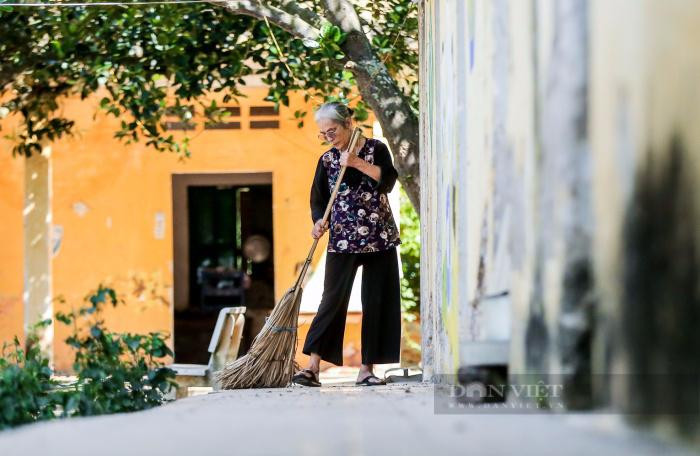 Tại trại phong này duy nhất giờ chỉ còn lại bà Sợi, hằng ngày bà vẫn cần mẫn quét dọn nơi đây. Ảnh: Gia Khiêm