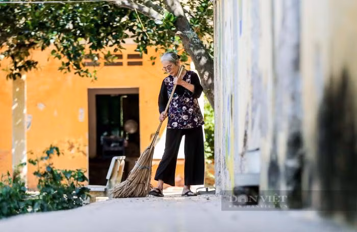 Tại trại phong này duy nhất giờ chỉ còn lại bà Sợi, hằng ngày bà vẫn cần mẫn quét dọn nơi đây. Ảnh: Gia Khiêm Tại trại phong này duy nhất giờ chỉ còn lại bà Sợi, hằng ngày bà vẫn cần mẫn quét dọn nơi đây. Ảnh: Gia Khiêm