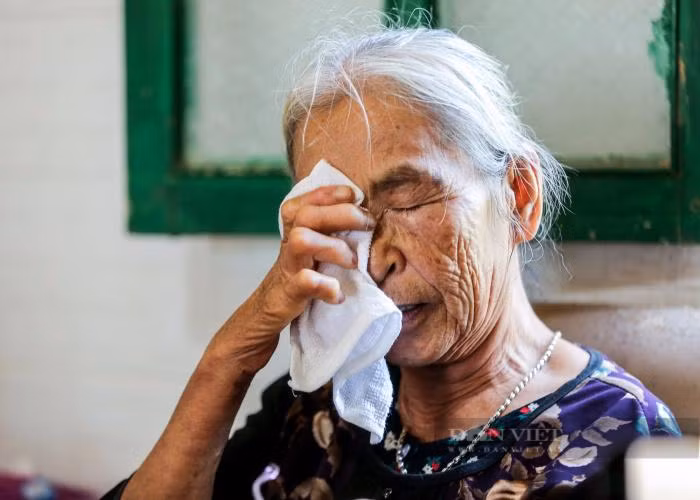 Bà Sợi đã không ít lần rơi nước mắt vì mang căn bệnh này. Ảnh: Gia Khiêm Bà Sợi đã không ít lần rơi nước mắt vì mang căn bệnh này. Ảnh: Gia Khiêm