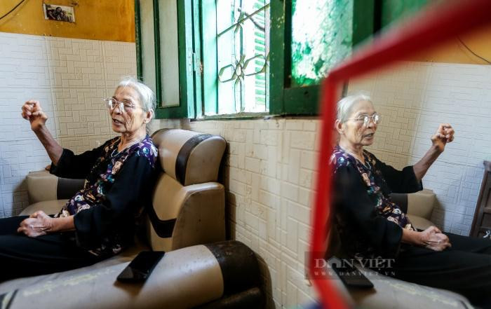 Bà Sợi sống trong sự cô đơn suốt bao nhiêu năm qua. Ảnh: Gia Khiêm