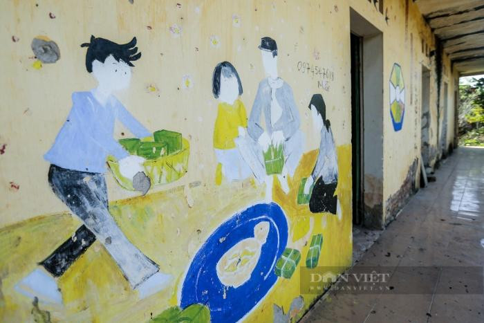 Hình ảnh gia đình quây quần ngày Tết được vẽ lên tường mà bà Sợi luôn mơ ước. Ảnh: Gia Khiêm