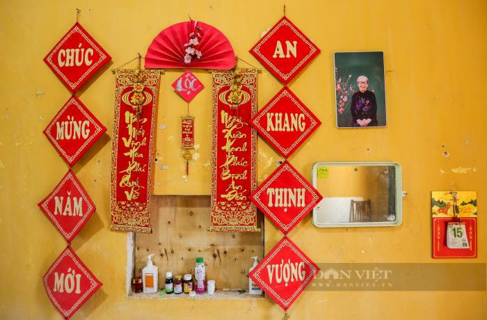 Những tấm hình trong căn phòng bà Sợi ở được mọi người trang trí. Ảnh: Gia Khiêm