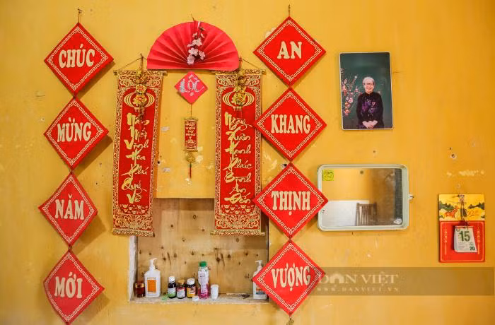 Những tấm hình trong căn phòng bà Sợi ở được mọi người trang trí. Ảnh: Gia Khiêm Những tấm hình trong căn phòng bà Sợi ở được mọi người trang trí. Ảnh: Gia Khiêm