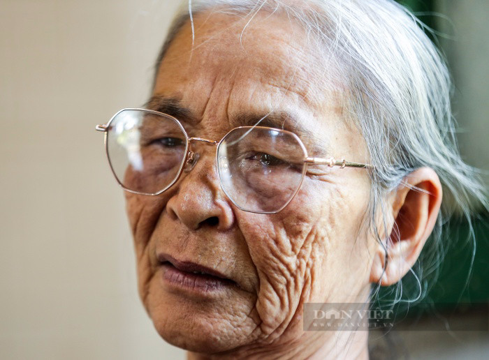 Bà Sợi buồn tủi khi kể về cuộc đời mình. Ảnh: Gia Khiêm