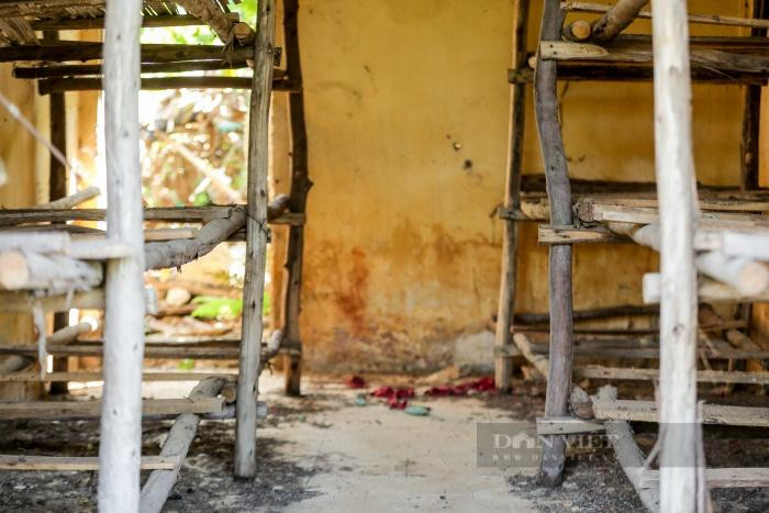 Trải qua năm tháng những chiếc giường tạm bợ của bệnh nhân phong năm nào giờ đã mộc ruỗng, phủ bụi. Ảnh: Gia Khiêm