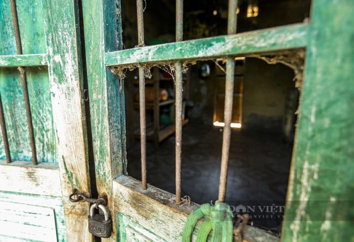 Những cánh cửa khoá im lìm, bỏ không. Ảnh: Gia Khiêm