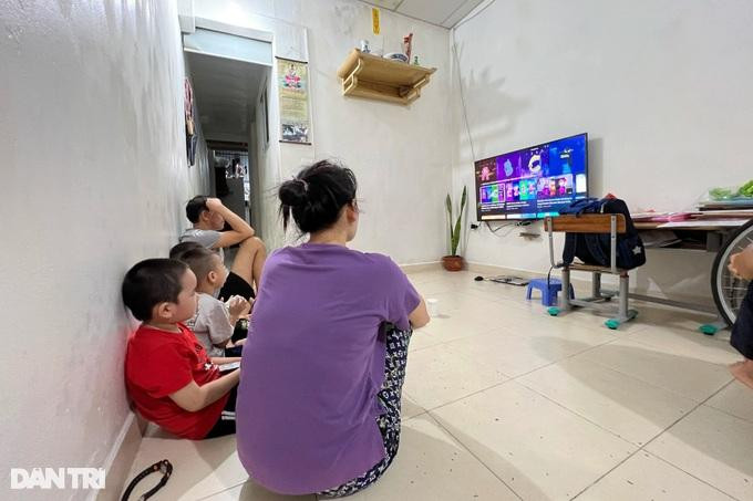 Chị Huyền đặt mục tiêu trả nợ lên hàng đầu thay vì mua sắm đồ đạc. (Ảnh: H. A). Chị Huyền đặt mục tiêu trả nợ lên hàng đầu thay vì mua sắm đồ đạc. (Ảnh: H. A).