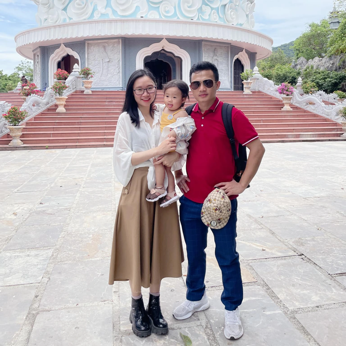 Cặp vợ chồng trẻ "đổi vai", vợ đi làm, chồng ở nhà chăm con. (Ảnh: H.T). Cặp vợ chồng trẻ "đổi vai", vợ đi làm, chồng ở nhà chăm con. (Ảnh: H.T).