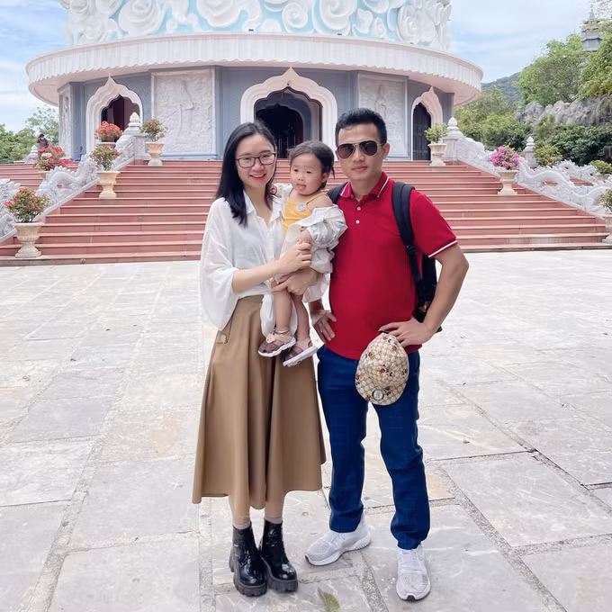 Cặp vợ chồng trẻ "đổi vai", vợ đi làm, chồng ở nhà chăm con. (Ảnh: H.T).