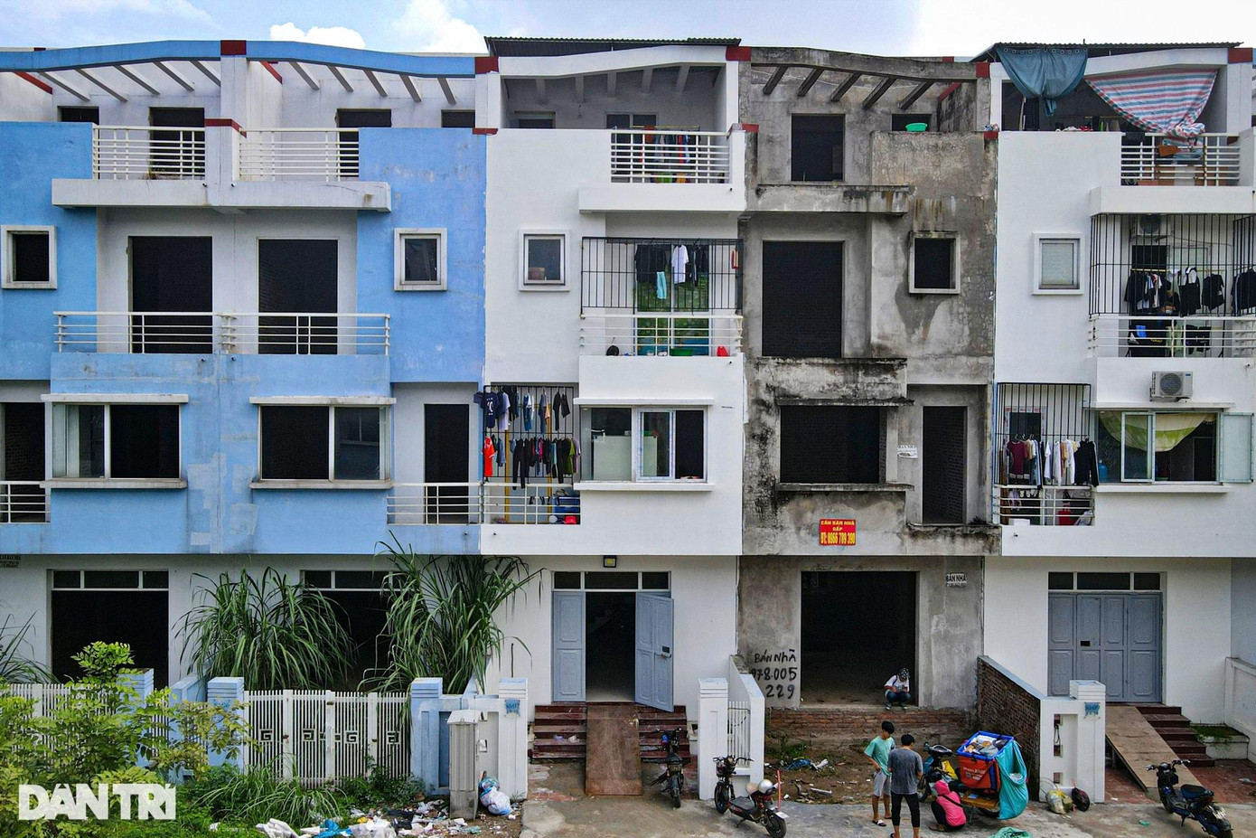 Trước thực trạng số lượng lớn biệt thự bị bỏ hoang, trong khi sinh viên, người lao động thu nhập thấp thiếu phòng trọ, một số đơn vị đã thuê lại và tiến hành tu sửa, biến những căn biệt thự thành dãy phòng trọ giá rẻ. Anh Lê Văn Hòa, 38 tuổi, Tổng Giám đốc một công ty chuyên cung cấp phòng trọ giá rẻ ở Hà Nội, cho biết từ năm 2019, đơn vị đã "tái sinh" các khu biệt thự, nhà liền kề bị bỏ hoang để sinh viên, người lao động thu nhập dưới mức trung bình thuê lại với giá thấp hơn thị trường từ 10 - 12%. Trong tổng số khách hàng, sinh viên chiếm 70%, còn lại là người lao động. Trước thực trạng số lượng lớn biệt thự bị bỏ hoang, trong khi sinh viên, người lao động thu nhập thấp thiếu phòng trọ, một số đơn vị đã thuê lại và tiến hành tu sửa, biến những căn biệt thự thành dãy phòng trọ giá rẻ. Anh Lê Văn Hòa, 38 tuổi, Tổng Giám đốc một công ty chuyên cung cấp phòng trọ giá rẻ ở Hà Nội, cho biết từ năm 2019, đơn vị đã "tái sinh" các khu biệt thự, nhà liền kề bị bỏ hoang để sinh viên, người lao động thu nhập dưới mức trung bình thuê lại với giá thấp hơn thị trường từ 10 - 12%. Trong tổng số khách hàng, sinh viên chiếm 70%, còn lại là người lao động.