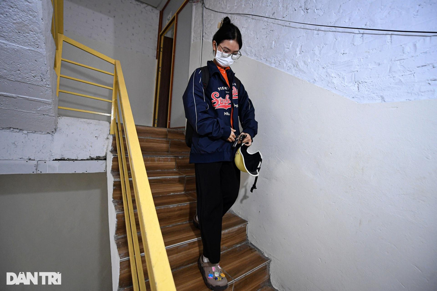 Phương Linh, 18 tuổi, quê Thái Bình, rời phòng trọ trong biệt thự, đi xe đạp điện đến trường, chuẩn bị cho ca học đầu tiên trong ngày. Phương Linh, 18 tuổi, quê Thái Bình, rời phòng trọ trong biệt thự, đi xe đạp điện đến trường, chuẩn bị cho ca học đầu tiên trong ngày.