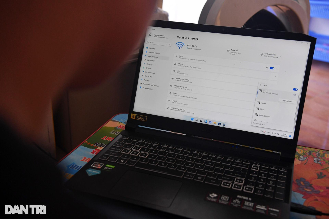 Mỗi căn biệt thự hoặc nhà liền kề 4 tầng được chia làm 7 phòng trọ, dưới sân lắp camera giám sát. Buổi tối, bảo vệ sẽ đi kiểm tra ổ khóa từng nhà để đảm bảo an ninh. Ngoài tiền phòng, mỗi tháng người thuê trọ phải trả tiền điện sinh hoạt 3.000 đồng/kWh, 90.000 đồng tiền nước, 100.000 đồng tiền internet, 40.000 đồng phí dọn dẹp hành lang, nhà vệ sinh, sân vườn. Mỗi căn biệt thự hoặc nhà liền kề 4 tầng được chia làm 7 phòng trọ, dưới sân lắp camera giám sát. Buổi tối, bảo vệ sẽ đi kiểm tra ổ khóa từng nhà để đảm bảo an ninh. Ngoài tiền phòng, mỗi tháng người thuê trọ phải trả tiền điện sinh hoạt 3.000 đồng/kWh, 90.000 đồng tiền nước, 100.000 đồng tiền internet, 40.000 đồng phí dọn dẹp hành lang, nhà vệ sinh, sân vườn.