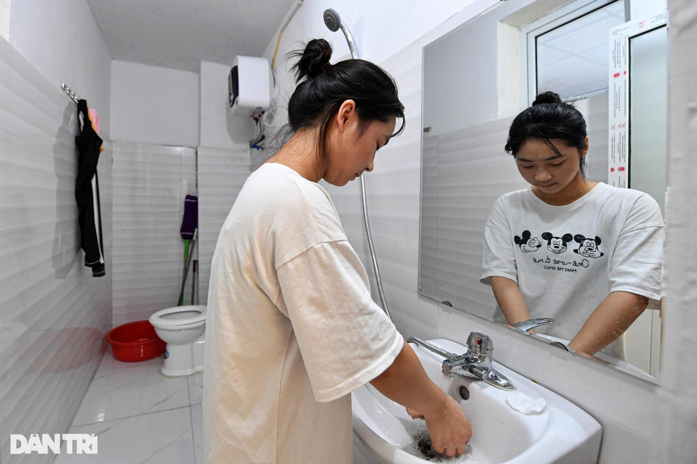 Các phòng đều quét sơn sạch sẽ, sàn ốp gỗ, đa phần có ban công phơi quần áo hoặc nấu nướng. Giường, tủ, bình nóng lạnh có sẵn, riêng điều hòa, tủ lạnh sẽ lắp theo yêu cầu. Các phòng đều quét sơn sạch sẽ, sàn ốp gỗ, đa phần có ban công phơi quần áo hoặc nấu nướng. Giường, tủ, bình nóng lạnh có sẵn, riêng điều hòa, tủ lạnh sẽ lắp theo yêu cầu.