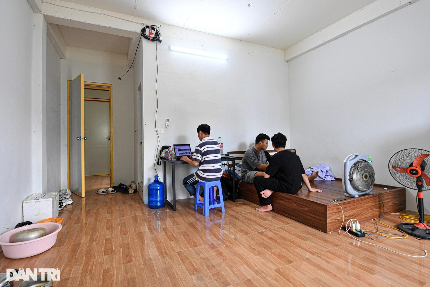 Căn phòng rộng chừng 20m2 mà Hiếu (21 tuổi, quê Vĩnh Phúc) và 4 người bạn khác đã sống hai năm qua. Trước đó, nam sinh viên thuê phòng trọ ở Nguyên Xá (phường Minh Khai, quận Bắc Từ Liêm) giá 2 triệu đồng, cách trường 5km nên khó khăn trong việc đi lại. Được một người bạn giới thiệu phòng trọ biệt thự ở khu đô thị Vân Canh, cách trường chỉ 1,4km, Hiếu tìm thuê và chuyển đến sống từ năm 2020. Căn phòng giá 3,7 triệu đồng/tháng, tính ra mỗi người mất hơn 700.000 đồng/tháng. "Giá rẻ, phòng tiện nghi, giúp cuộc sống thoải mái hơn. Khu vực này rất yên tĩnh do xa trung tâm", Hiếu nhận xét. Căn phòng rộng chừng 20m2 mà Hiếu (21 tuổi, quê Vĩnh Phúc) và 4 người bạn khác đã sống hai năm qua. Trước đó, nam sinh viên thuê phòng trọ ở Nguyên Xá (phường Minh Khai, quận Bắc Từ Liêm) giá 2 triệu đồng, cách trường 5km nên khó khăn trong việc đi lại. Được một người bạn giới thiệu phòng trọ biệt thự ở khu đô thị Vân Canh, cách trường chỉ 1,4km, Hiếu tìm thuê và chuyển đến sống từ năm 2020. Căn phòng giá 3,7 triệu đồng/tháng, tính ra mỗi người mất hơn 700.000 đồng/tháng. "Giá rẻ, phòng tiện nghi, giúp cuộc sống thoải mái hơn. Khu vực này rất yên tĩnh do xa trung tâm", Hiếu nhận xét.