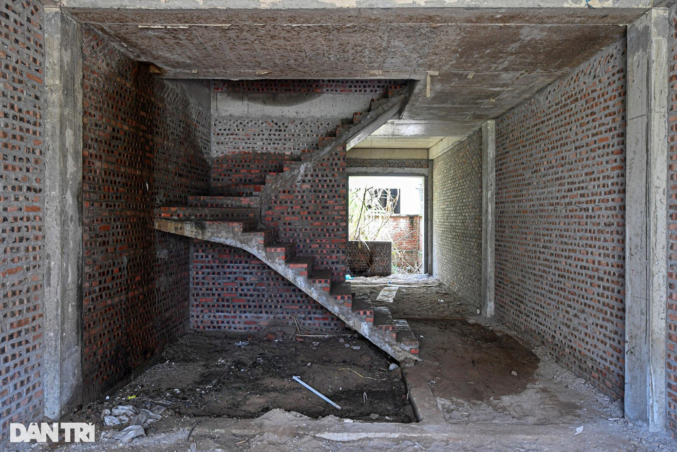 Đa phần những căn nhà này đều đã hoàn thành phần thô, xuống cấp theo năm tháng, cỏ dại mọc um tùm bịt kín lối đi. Đa phần những căn nhà này đều đã hoàn thành phần thô, xuống cấp theo năm tháng, cỏ dại mọc um tùm bịt kín lối đi.