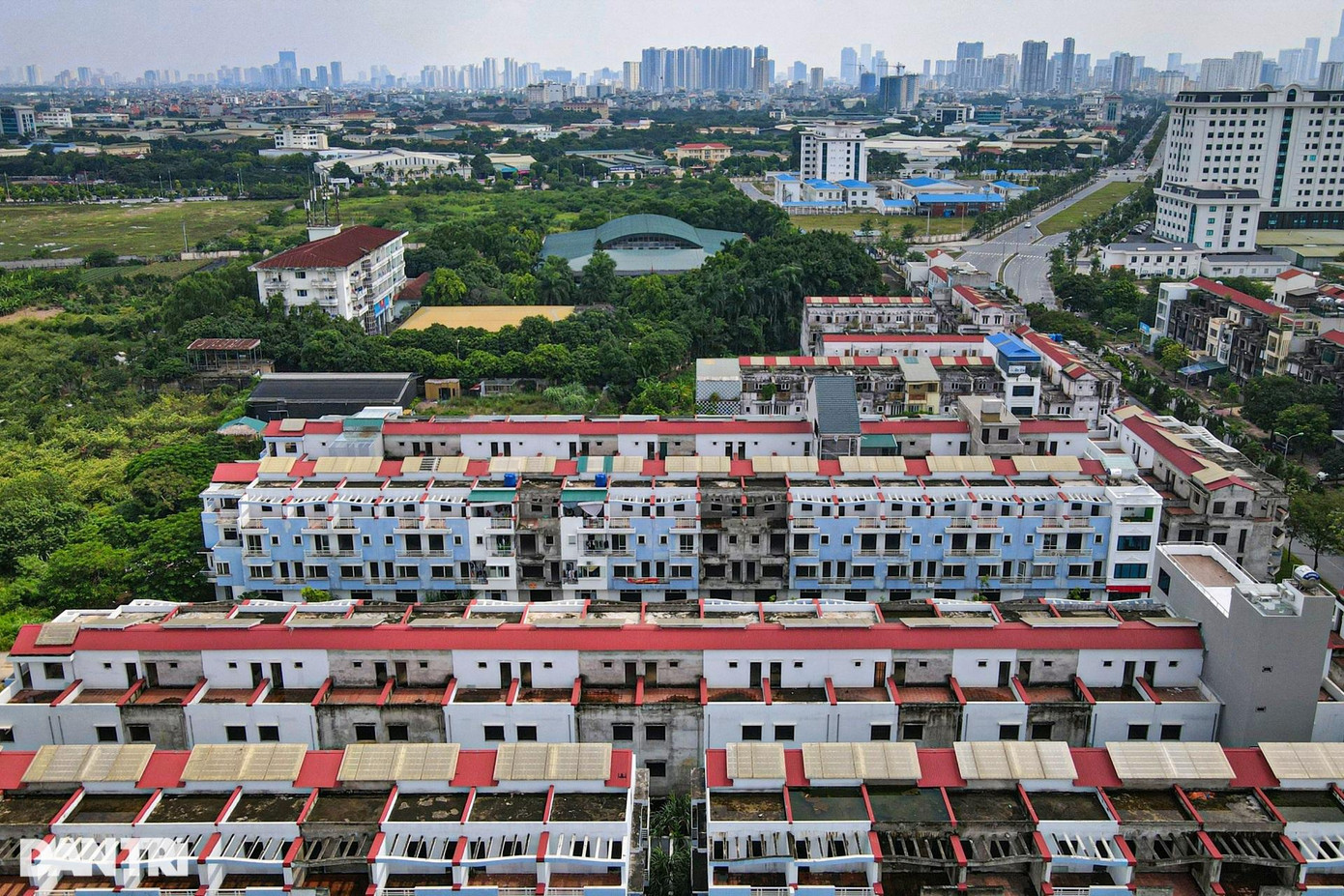 Tại Hà Nội, nhiều năm qua, hàng nghìn biệt thự, nhà liền kề có giá hàng chục tỷ đồng bị bỏ hoang nằm khắp các vùng ven Thủ đô. Có thể kể đến như tại các khu đô thị: Vân Canh, Nam An Khánh, Ledico… Tại Hà Nội, nhiều năm qua, hàng nghìn biệt thự, nhà liền kề có giá hàng chục tỷ đồng bị bỏ hoang nằm khắp các vùng ven Thủ đô. Có thể kể đến như tại các khu đô thị: Vân Canh, Nam An Khánh, Ledico…