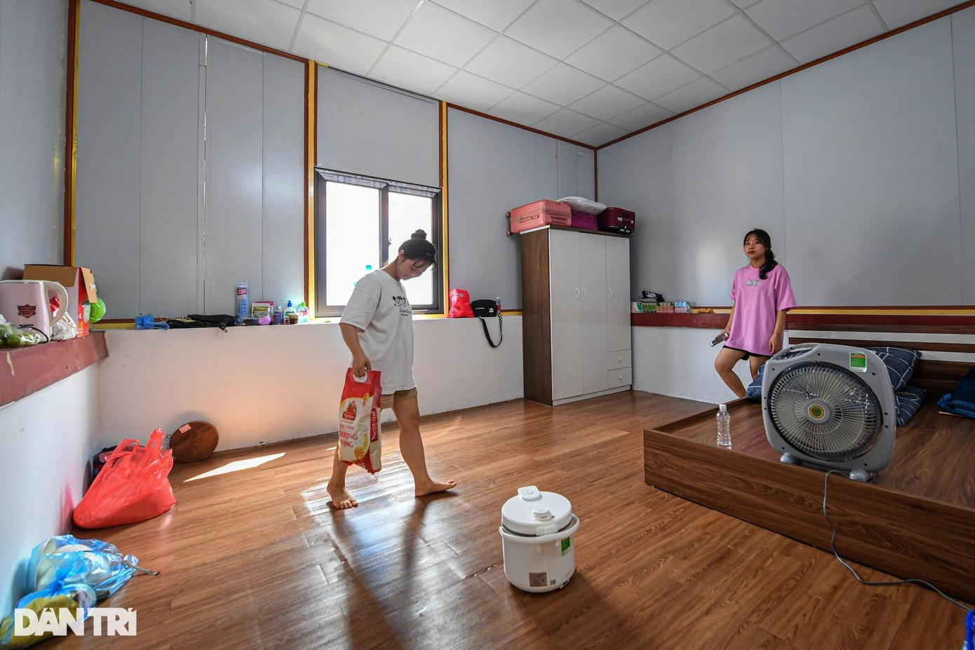 Vân Anh và Thúy, cùng 18 tuổi, quê Bắc Giang, tuần vừa rồi lên Hà Nội làm thủ tục nhập học Trường Cao đẳng FPT Polytechnic. Cả hai được tư vấn thuê trọ tại khu biệt thự cách trường chỉ 1km, chuyển vào sống từ ngày 1/10, với giá 3,3 triệu đồng. Vân Anh và Thúy, cùng 18 tuổi, quê Bắc Giang, tuần vừa rồi lên Hà Nội làm thủ tục nhập học Trường Cao đẳng FPT Polytechnic. Cả hai được tư vấn thuê trọ tại khu biệt thự cách trường chỉ 1km, chuyển vào sống từ ngày 1/10, với giá 3,3 triệu đồng.