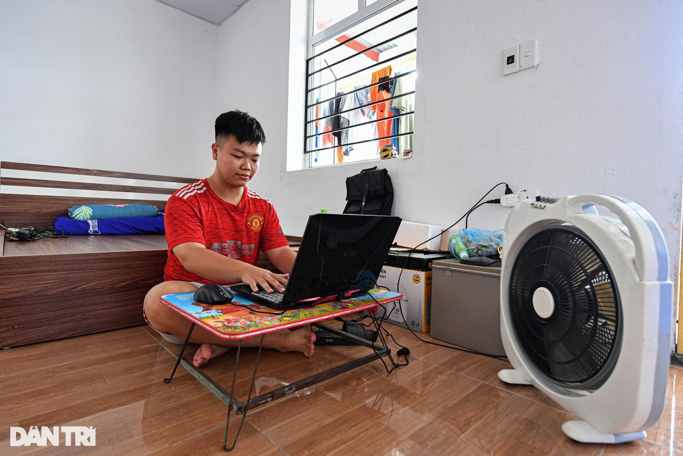 Ba người bạn Tùng, Cao, Ngân, đều 18 tuổi, đến từ các tỉnh: Bắc Giang, Hải Phòng, Lạng Sơn cùng thuê căn phòng 3,5 triệu đồng, có cửa sổ và ban công thoáng đãng. "Chúng tôi chuyển đến ở cách đây 10 ngày, mua sắm những vật dụng cơ bản, dần thích nghi với cuộc sống sinh viên", Cao nói. Ba người bạn Tùng, Cao, Ngân, đều 18 tuổi, đến từ các tỉnh: Bắc Giang, Hải Phòng, Lạng Sơn cùng thuê căn phòng 3,5 triệu đồng, có cửa sổ và ban công thoáng đãng. "Chúng tôi chuyển đến ở cách đây 10 ngày, mua sắm những vật dụng cơ bản, dần thích nghi với cuộc sống sinh viên", Cao nói.